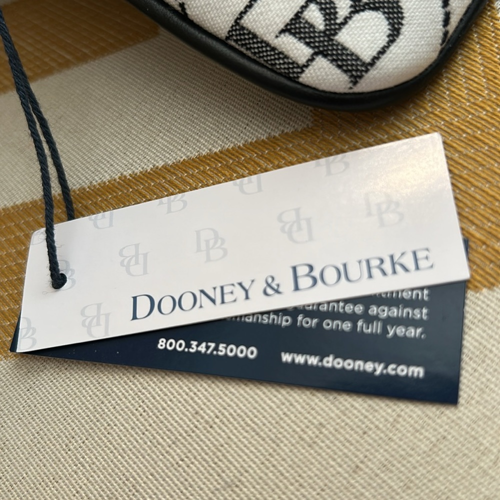 NWT Dooney & Bourke Black and White Wristlet - Picture 6 of 6